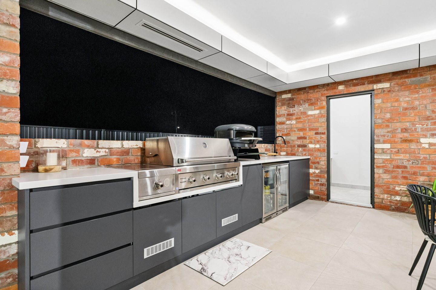 The built-in barbecue and outdoor kitchenette