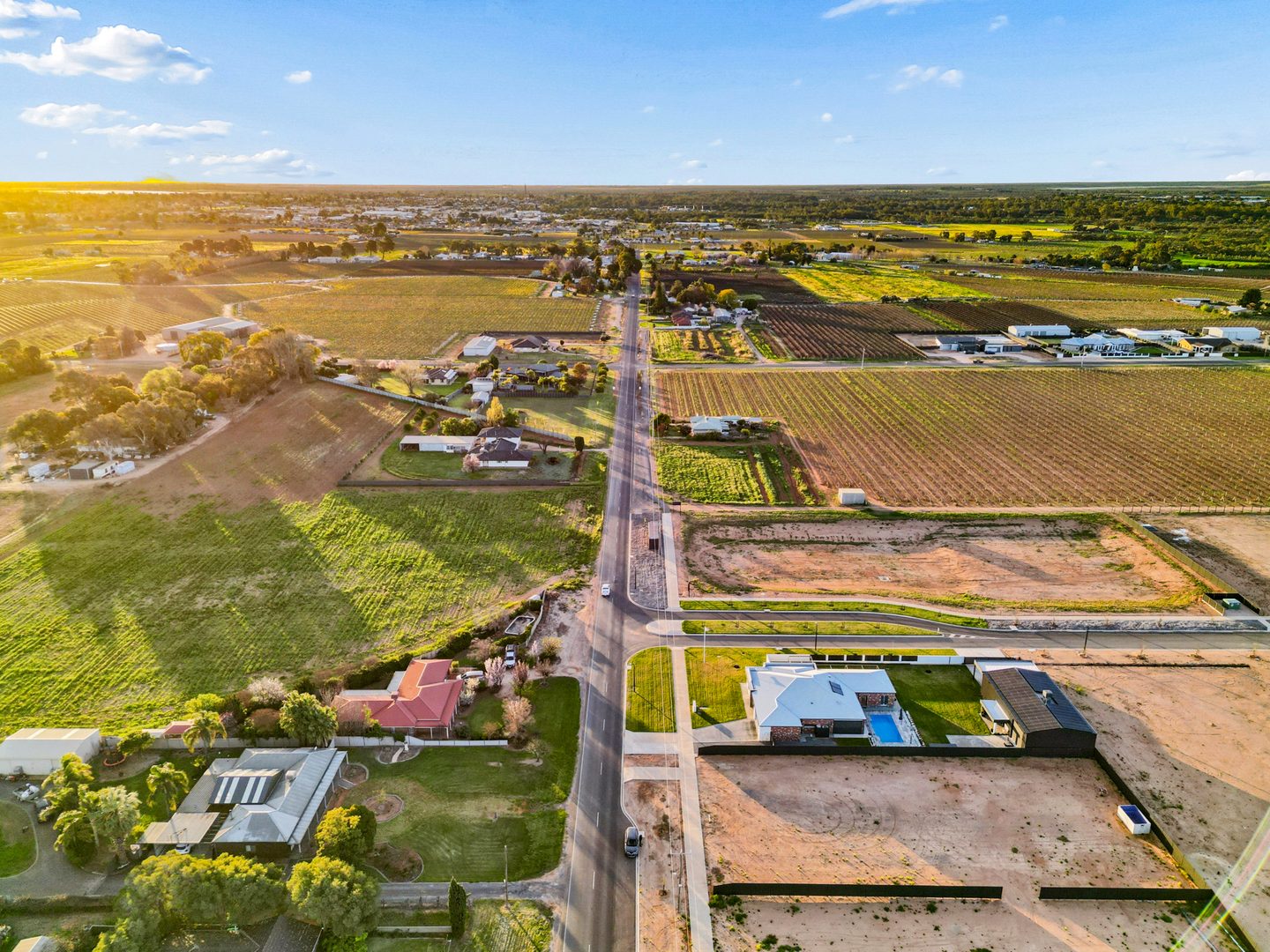 Aerial view showing the property and surrounding Nichols Point landscape